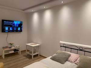 een slaapkamer met een bed en een tv aan de muur bij Sweet apartament in Tarnowskie Góry