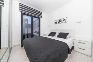 Posteľ alebo postele v izbe v ubytovaní Luxury apartment Pia with swimming pool and grill