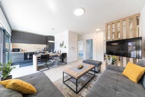 Kuchyňa alebo kuchynka v ubytovaní Luxury apartment Pia with swimming pool and grill