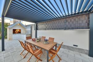Fotografia z galérie ubytovania Luxury apartment Pia with swimming pool and grill v Trogiri