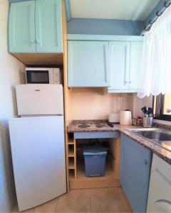 Kuchyňa alebo kuchynka v ubytovaní Precioso apartamento con ascensor a 80 metros del mar