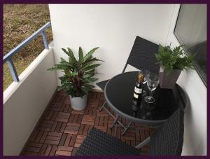 einen Tisch mit zwei Flaschen Wein auf dem Balkon in der Unterkunft Apartment EULE - Gute-Nacht-Braunschweig in Braunschweig