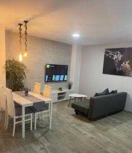 salon ze stołem, kanapą i telewizorem w obiekcie apartamento banferra w mieście Jerez de la Frontera