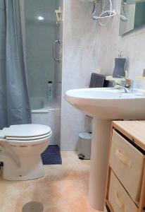Kúpeľňa v ubytovaní Precioso apartamento con ascensor a 80 metros del mar