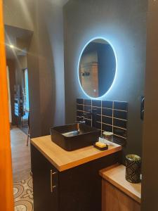 bagno con lavandino e specchio di La tentation a Berck-sur-Mer
