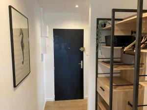 uma porta que leva a um quarto com um armário em Magnifique appartement au coeur de Mulhouse em Mulhouse