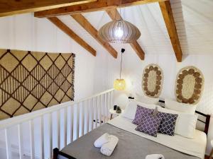 een slaapkamer met een bed en een hanglamp bij Mariviky design apartment in Chania