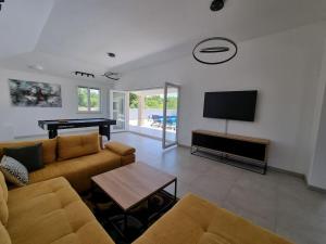 TV a/nebo společenská místnost v ubytování Villa Oasis - pool villa in heart of Istria