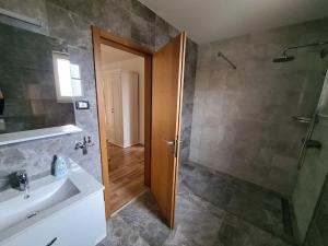 Koupelna v ubytování Villa Oasis - pool villa in heart of Istria