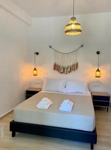 1 dormitorio con 1 cama con 2 toallas en Batsi Seaside Apartment, en Batsi
