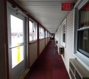 Balkón nebo terasa v ubytování Red Carpet Inn West Springfield