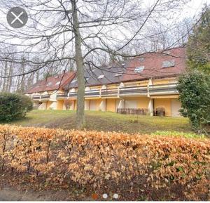 een groot gebouw met een rood dak bij Le Cottage près Obernai in Klingenthal