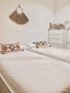 מיטה או מיטות בחדר ב-Precioso apartamento en Monzón con terraza, PISCINA,parque infantil y PARKING