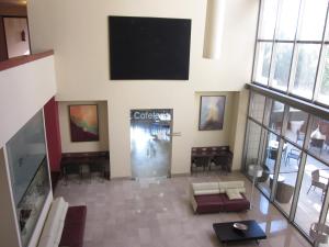 una vista aérea de un vestíbulo con TV en la pared en BS Capitulaciones, en Santa Fe