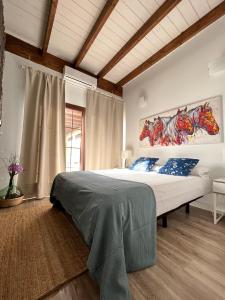 - une chambre avec un grand lit orné d'une peinture murale dans l'établissement Villa Macher Piscina y Bar piscina, à Tías