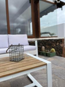 - une table en bois avec un panier dans l'établissement Villa Macher Piscina y Bar piscina, à Tías