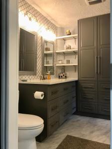 uma casa de banho com um WC e um lavatório em Little Bear Garden View Suites-Hummingbird em Royston
