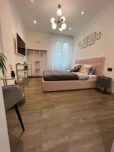 een slaapkamer met een groot bed in een kamer bij B&B Casa S Marco in Verona