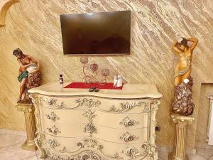 un bagno con un lavandino e uno specchio su una parete di Gold luxury suite home roma a Roma