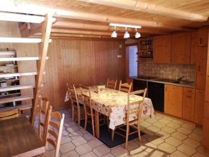 eine Küche mit einem Tisch und Stühlen im Zimmer in der Unterkunft Chalet mit Alpenambiente Axalp in Brienz