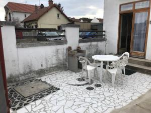 patio con mesa y sillas en el balcón en La Mezza - Wifi - stationnement - Terrasse, en Troyes