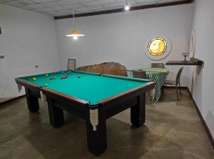 a room with a pool table in a room at La Bella Fiore in São Roque