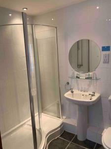 Bilik mandi di Chandlers Apartment +36 gambar