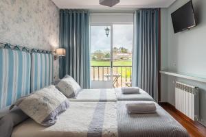 Un dormitorio con una cama y una ventana grande. en Pension ARCA, en O Pedrouzo