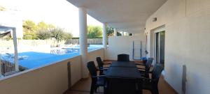 Бассейн в Apartamentos Cala Azul La Móra или поблизости