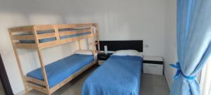 Кровать или кровати в номере Apartamentos Cala Azul La Móra