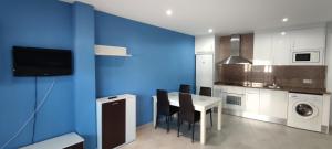Кухня или мини-кухня в Apartamentos Cala Azul La Móra
