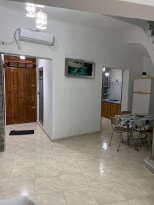 uma sala de estar com uma mesa e cadeiras e uma porta em Bizerte maison en plein cœur de la médina em Bizerte