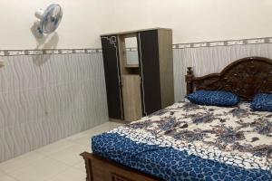 En eller flere senger på et rom på OYO Homes 91136 Desa Wisata Dalegan