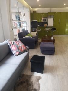 uma sala de estar com sofás e mesas num quarto em Apartamento Rosa Puerta del Sol em Madrid