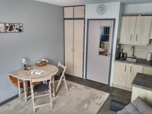 una piccola cucina con un tavolo di legno e una sala da pranzo di Studio au cœur des Volcans d Auvergne - Murol a Murol Altre 17 foto