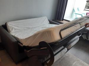 un letto d'ospedale in una stanza accanto a una finestra di Studio au cœur des Volcans d Auvergne - Murol a Murol