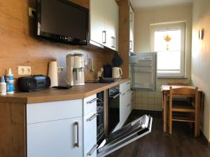 Η κουζίνα ή μικρή κουζίνα στο Wohnung 1 Haus- Annegrete mit überdachter Terrasse zum Garten +17 φωτογραφίες