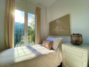 ein Schlafzimmer mit einem Bett und einem großen Fenster in der Unterkunft Casa Rural La Senda de Aroche in Aracena