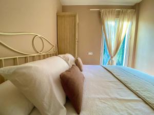 A bed or beds in a room at Casa Rural La Senda de Aroche
