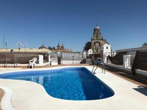 a swimming pool on the roof of a building at El Envero Apartamento in Jerez de la Frontera
