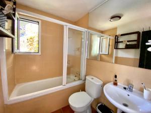 A bathroom at Casa Rural La Senda de Aroche