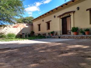 un bâtiment avec un parasol et une terrasse dans l'établissement El Rancho de Manolo, à Molinos