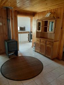a living room with a stove and a kitchen at Curanipe: primera linea de playa. in Curanipe