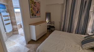 Un dormitorio con una cama y un escritorio y una ventana. en Eden Park 3 pièces 4 étoiles 100m des Plages Piscines SPA Parking, en Cannes 32 fotos más