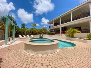 uma piscina circular em frente a um edifício em Home Sweet Home Jan Thiel Curacao best view em Jan Thiel
