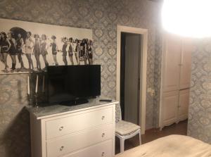 Televízia a/alebo spoločenská miestnosť v ubytovaní Ancienne Maisonnette