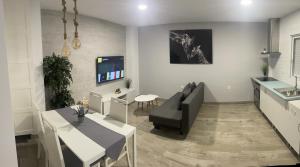 apartamento banferra في خيريز دي لا فرونتيرا: غرفة معيشة مع أريكة وطاولة