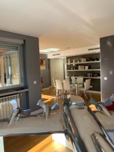 馬德里的住宿－Luxury Aparment in Madrid，一间健身房,里面配有椅子和桌子