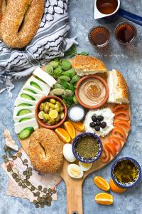 um prato de alimentos com diferentes tipos de pão e vegetais em Eco Hostel em Ramallah