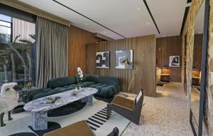 Posezení v ubytování L'Horizon Resort & Spa, Hermann Bungalows